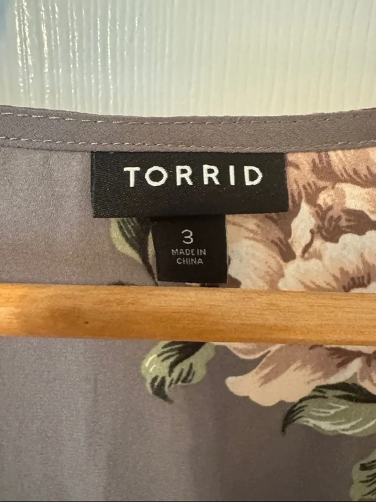 torrid Gray Floral V-Neck Sleeveless Camisole with Pink Blooms - Picture 2 of 5